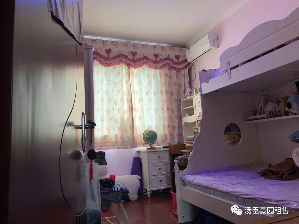 张江汤臣豪园四期新出精装修三房,业主自住保养不错,诚售1800W