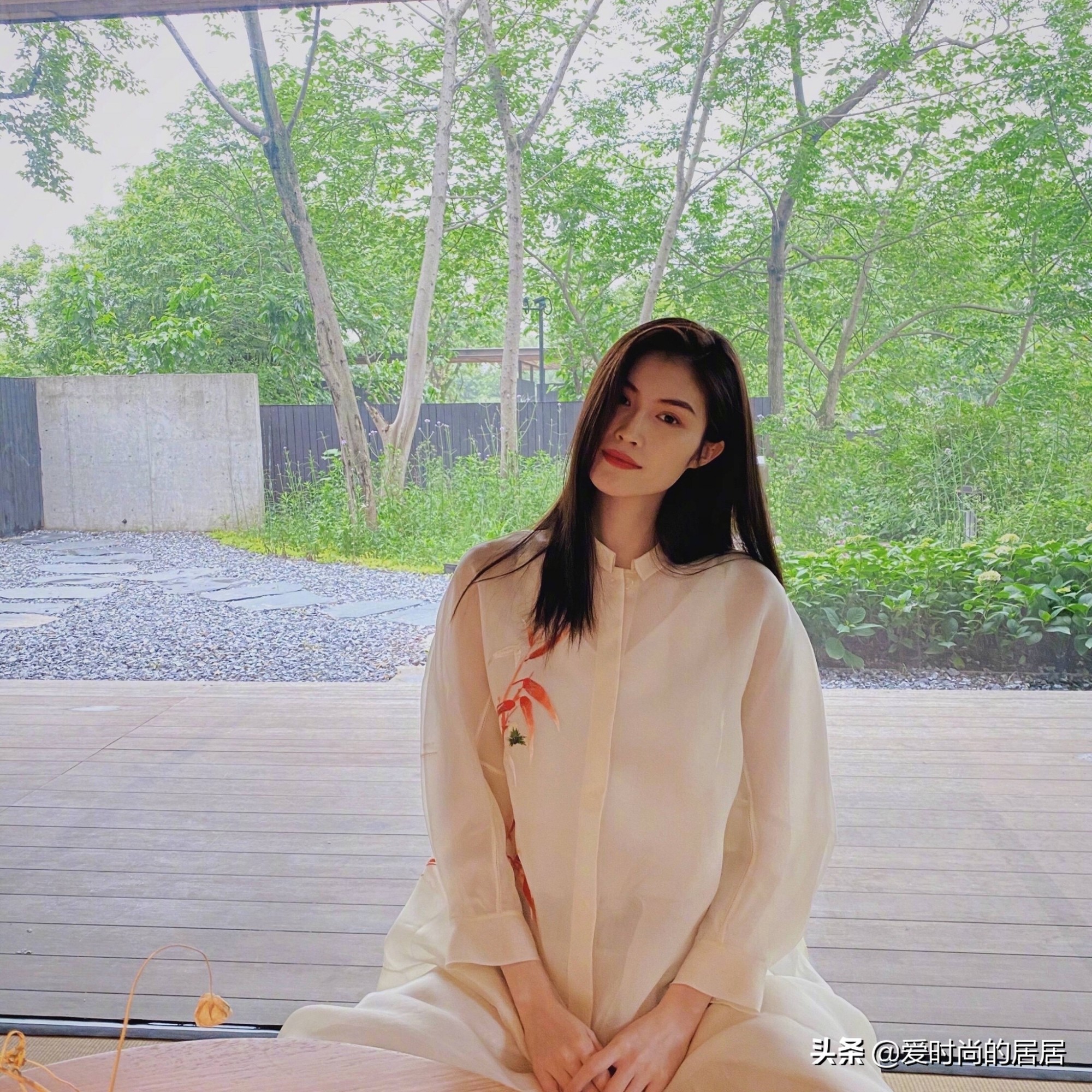 何穗竹节刺绣外套极其优雅，白色套装活泼可爱，运动裤酷感运动