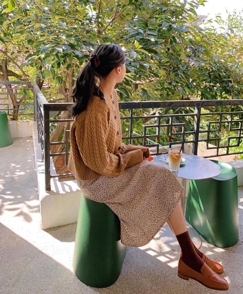 奶奶衫配半裙时髦保暖又有气质,2020早春穿奶奶衫超美