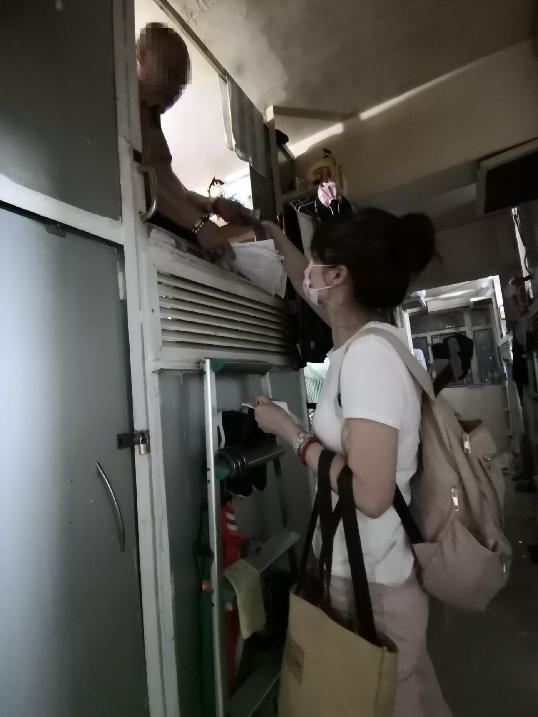 香港人居住在三平米房间 (在香港住三平米房子的人)