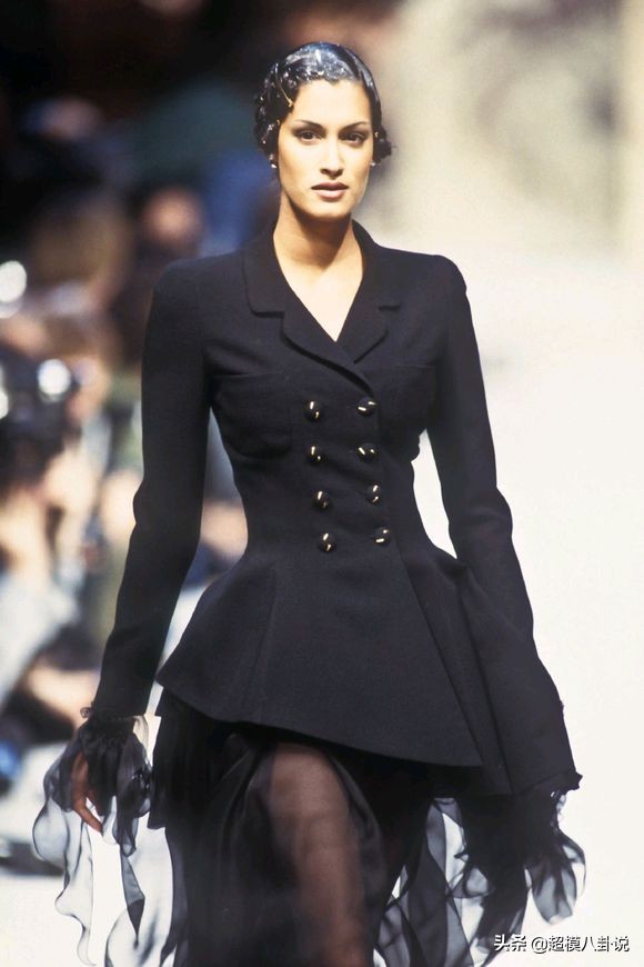 她是天神Naomi心中的bestwalker，身材比例完美被赞“小腰精”