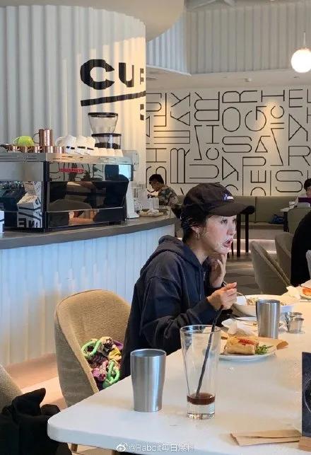 女明星都在敷面膜,出门敷面膜