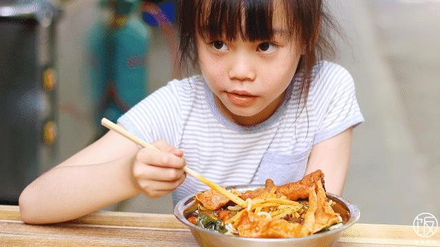 又香又臭的螺蛳粉太美味了,又臭又香螺蛳粉真的很好吃