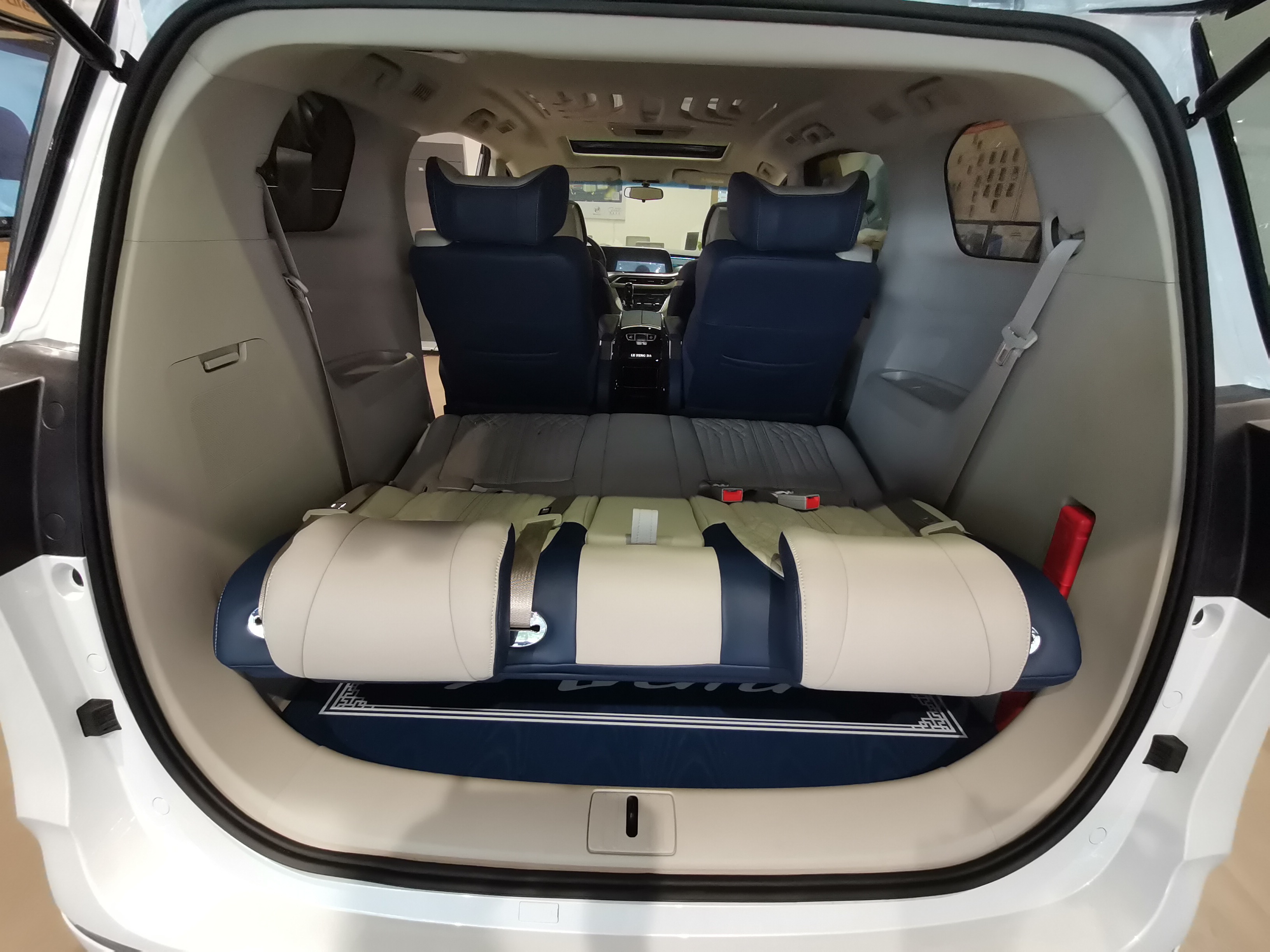 最新款别克gl8商务车陆尊,2022年gl8陆尊