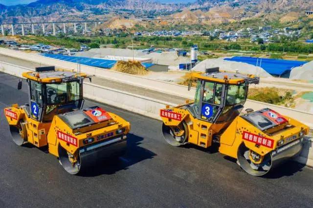 铺路也不用人了，车辆机器自动工作，攀大高速已试验无人施工技术