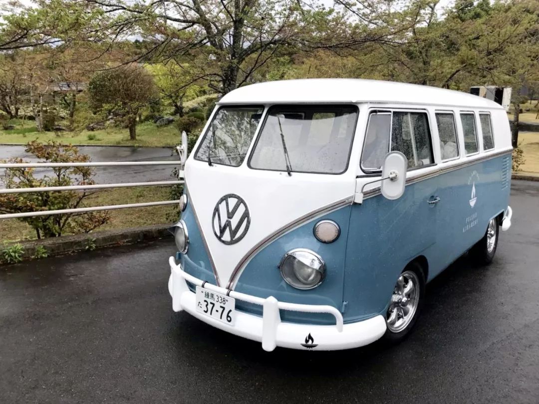 在富士山下的预制模块化露营酒店里,欣赏日本最高山峰的美景