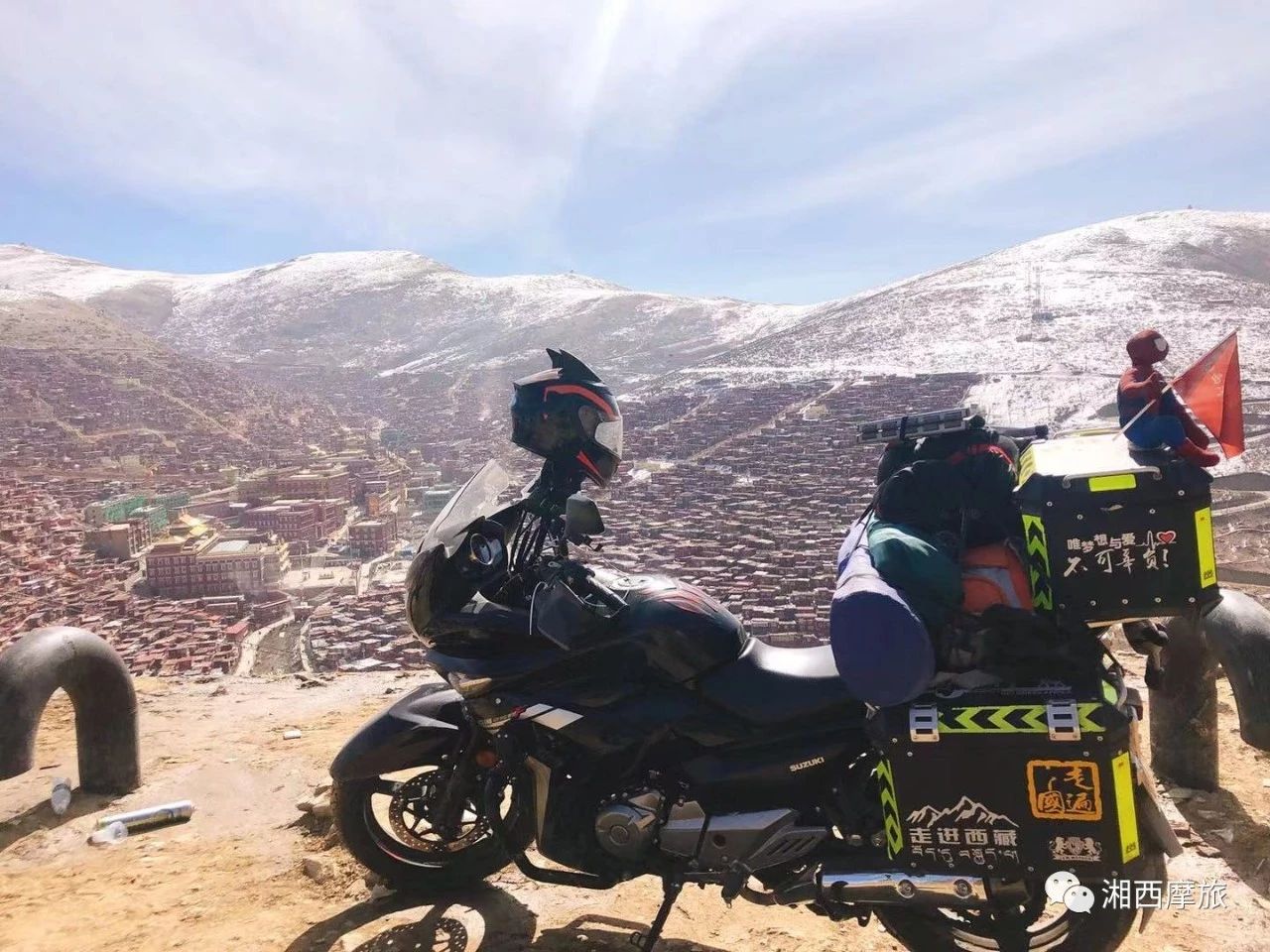 带着老婆去摩旅,长途摩旅能戴耳机听歌吗