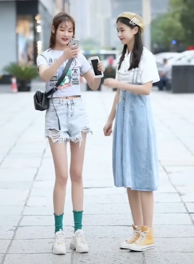 闺蜜两人跳舞，右边“踩进花园里”，左边则“走向树林中”，巨潮