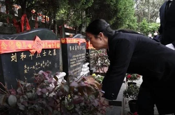 祭扫革命先烈追寻红色足迹,清明祭扫铭记历史追忆革命先烈