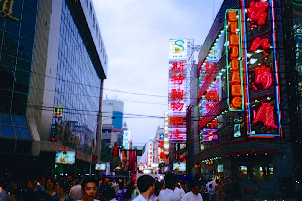 80年代滨江道创潮流奇迹,地摊日营业额4000块,一条时装裙上千元