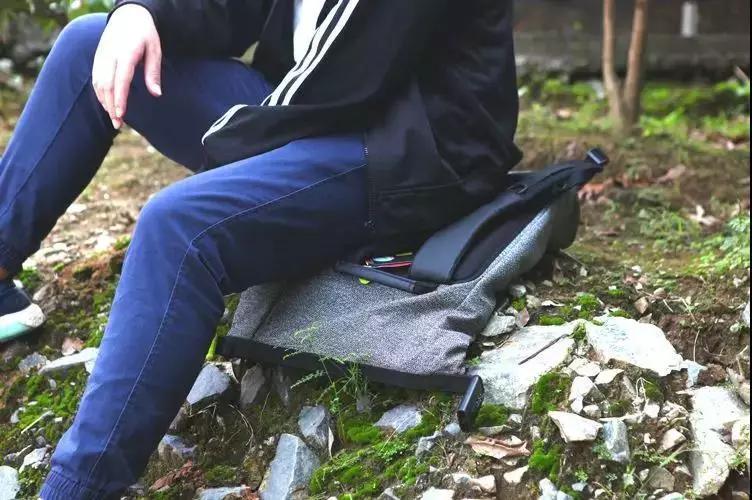 型男出街必备：刀割不入、风雨不侵，这款硬核背包丢大街都偷不走