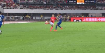 上港逃过红牌点球后轰然倒地,上海上港守门员受伤