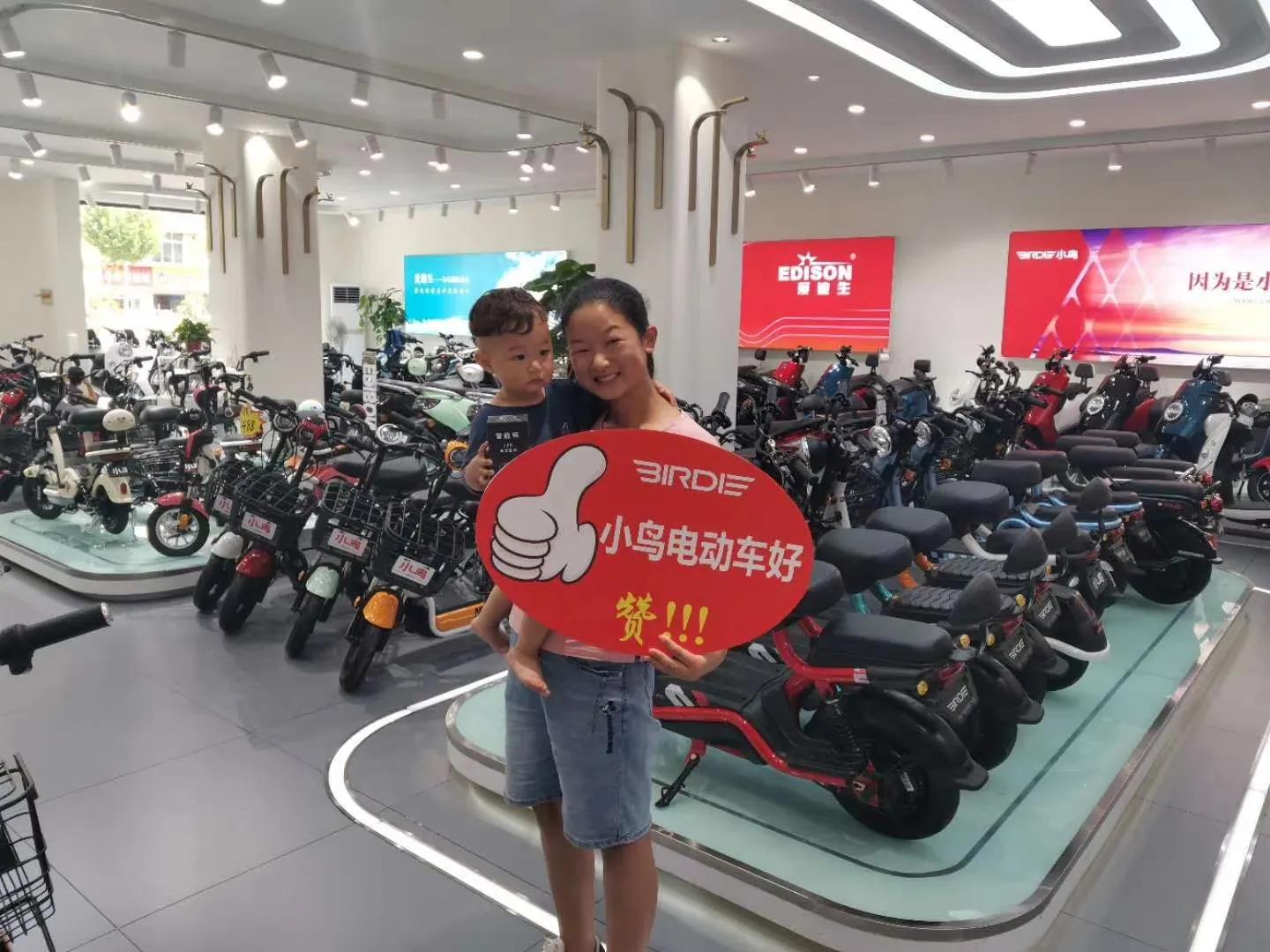 小鸟电动车和雅迪电动车哪个好,小鸟电动车和速派奇电动车哪个好