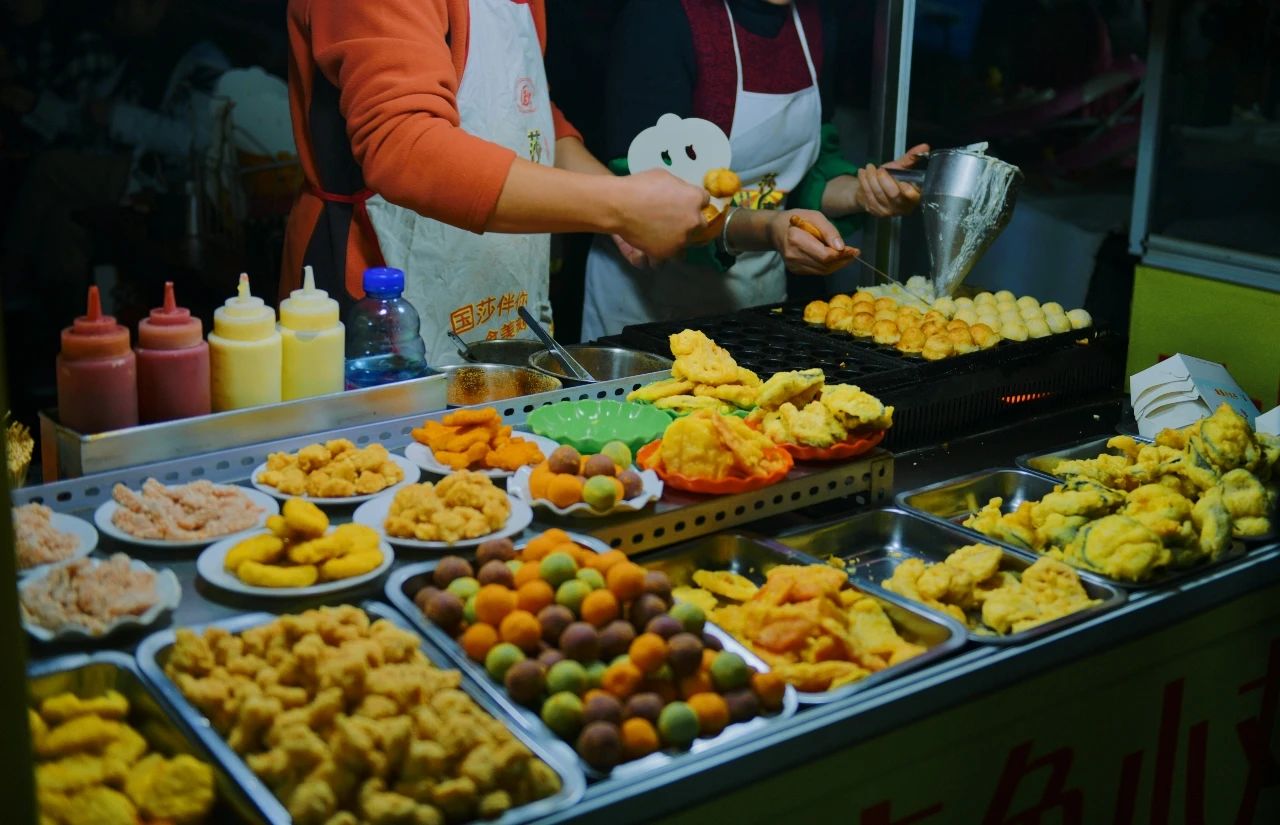 成都建设路美食街和春熙路哪个好,探寻成都更具特色的美食街