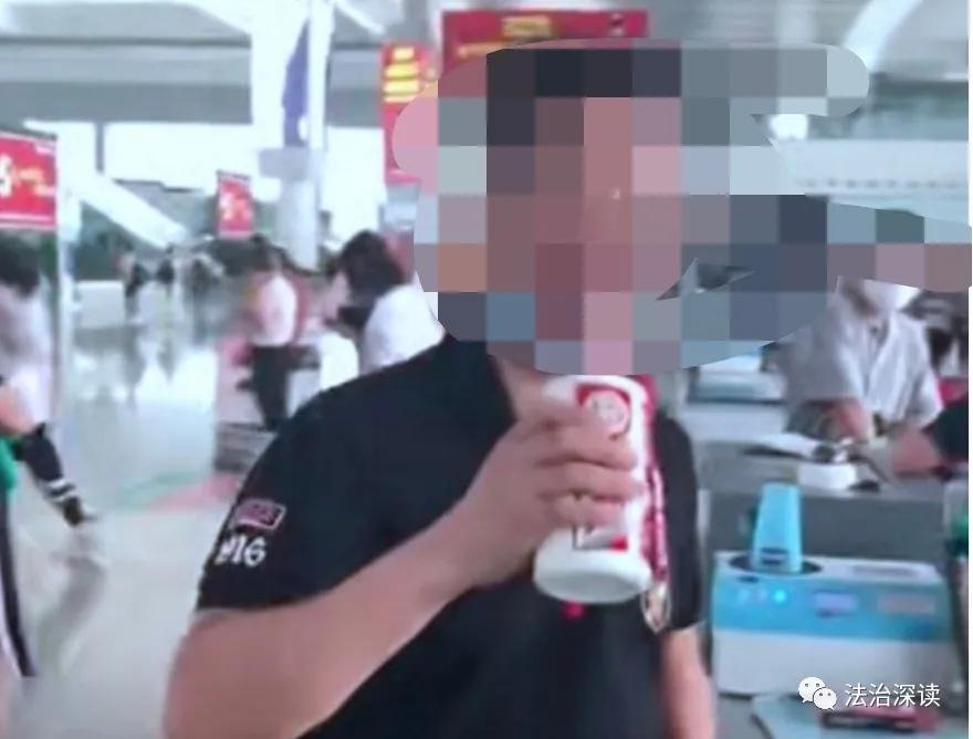 带茅台酒可以过安检坐地铁吗,带茅台过安检被拒一饮而尽视频