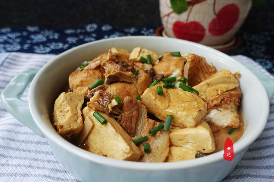 炖鱼的家常做法草鱼炖豆腐,五花肉草鱼炖豆腐怎么做才好吃啊