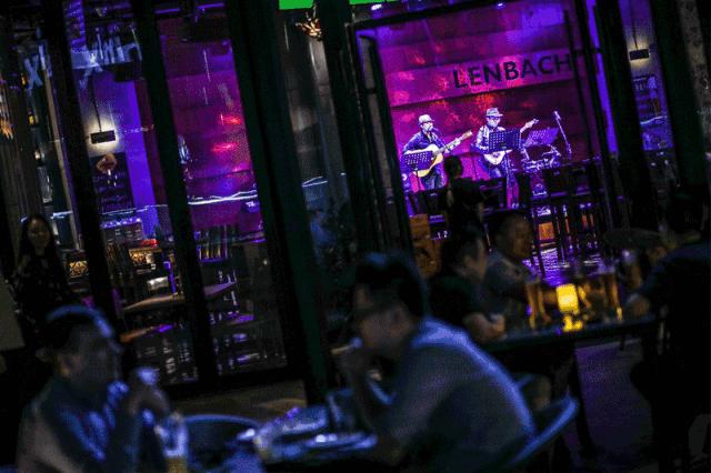 神秘巨星陪你“尽兴”感受,炸裂全成都的跨年派对~