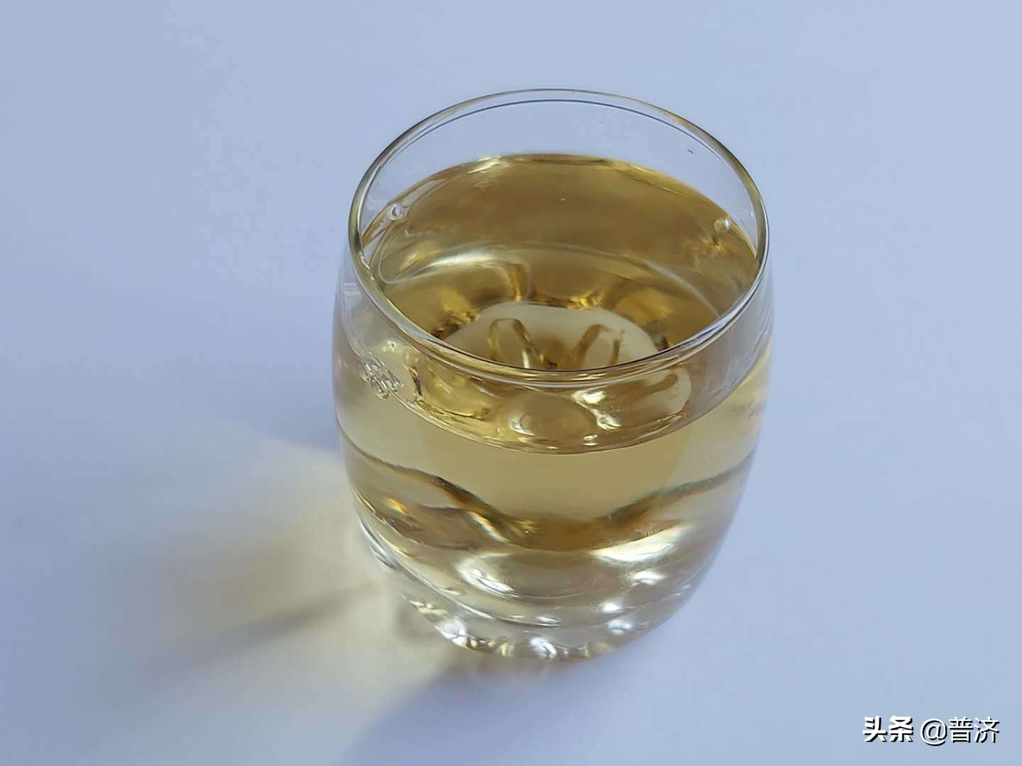 白酒怎么稀释降温,白酒降度用什么水好喝