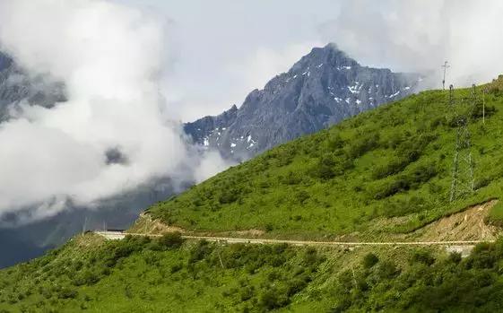 乐山大佛为何不属于石窟,乐山不止有大佛还有美食