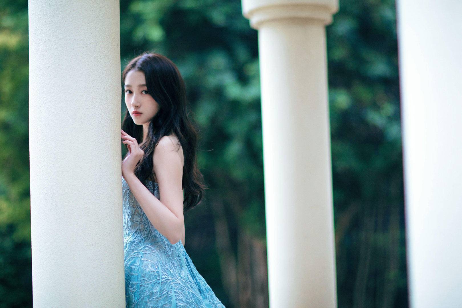 关晓彤素颜起床片段,关晓彤深夜秀香肩