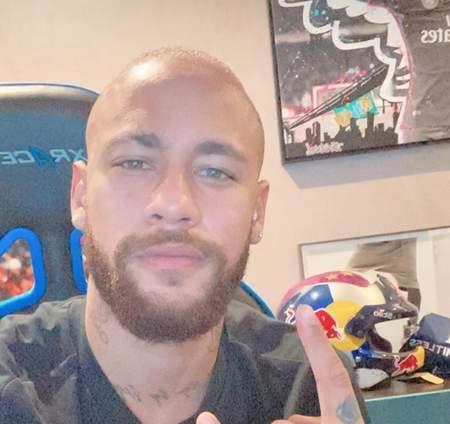 内马尔晒新造型,内马尔戴西部牛仔帽帅照