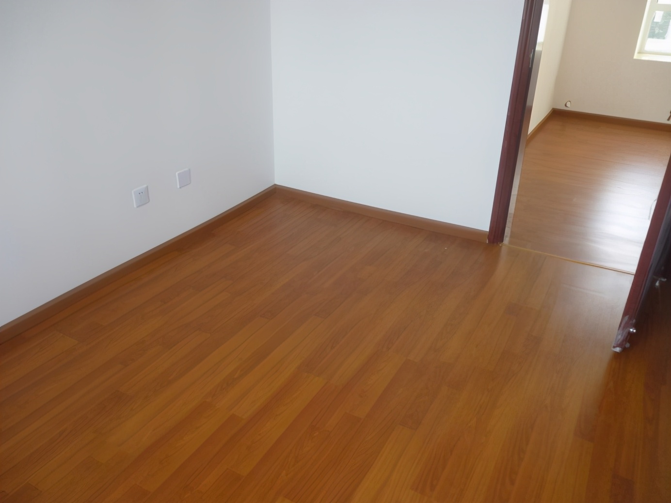 地板表面踩着有声音怎么处理,地板走动有响声