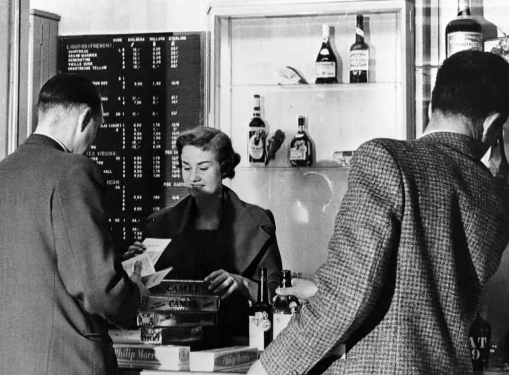 机场里的“十二时辰”，就服史基浦