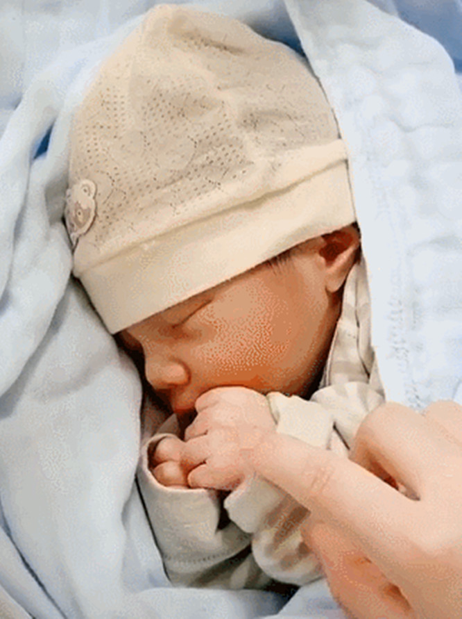 宝宝刚出生一个手势惊呆众人,婴儿刚出生的手势