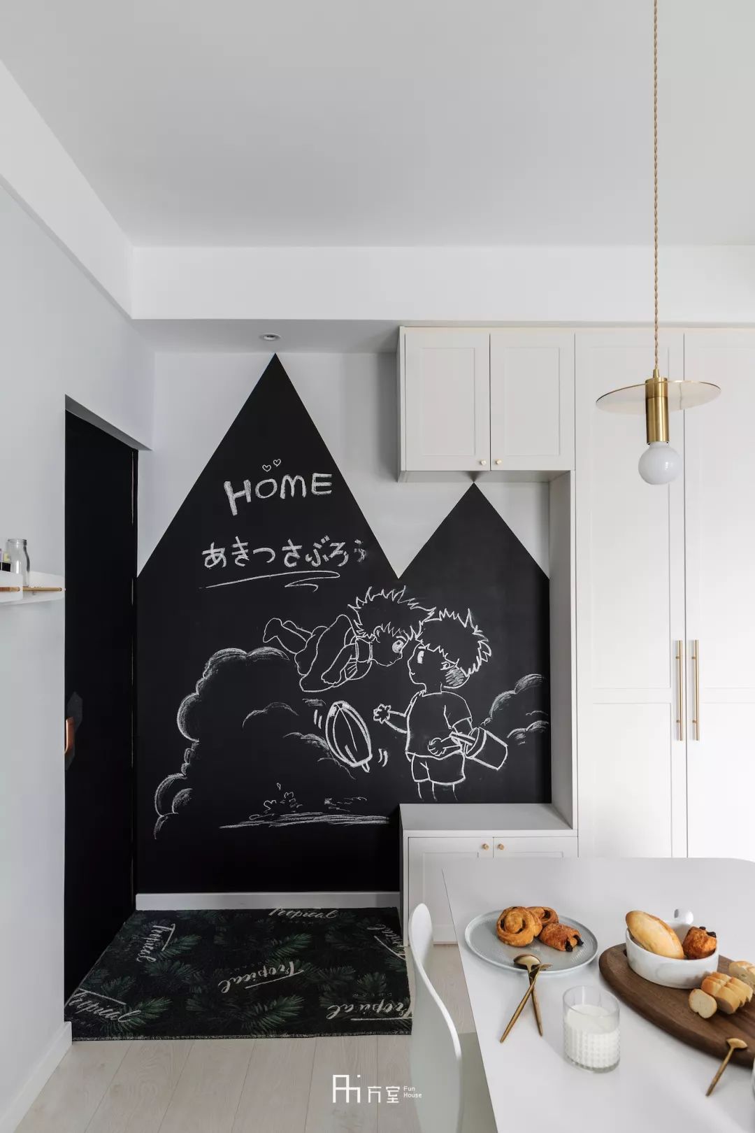 白墙有小坑怎么去除,白墙打洞上的污渍怎么去除