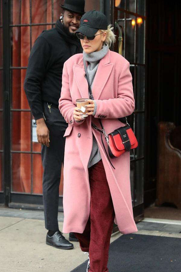 粉色羊毛中长款大衣搭配长裙图片,今年最火粉色大衣搭什么裤子