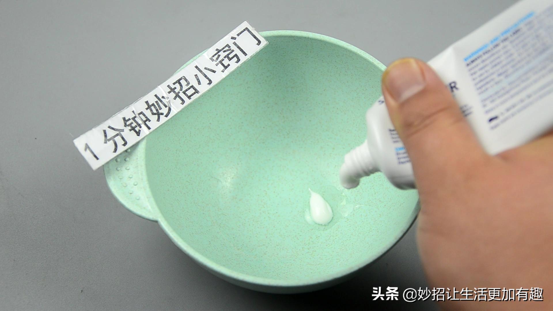 不伤墙壁的挂钩怎样粘才不会掉落,挂钩粘在地上怎么办