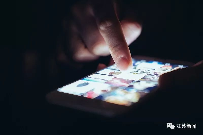 半夜，男子的微信突然一笔笔向外转账，改密码都阻止不了