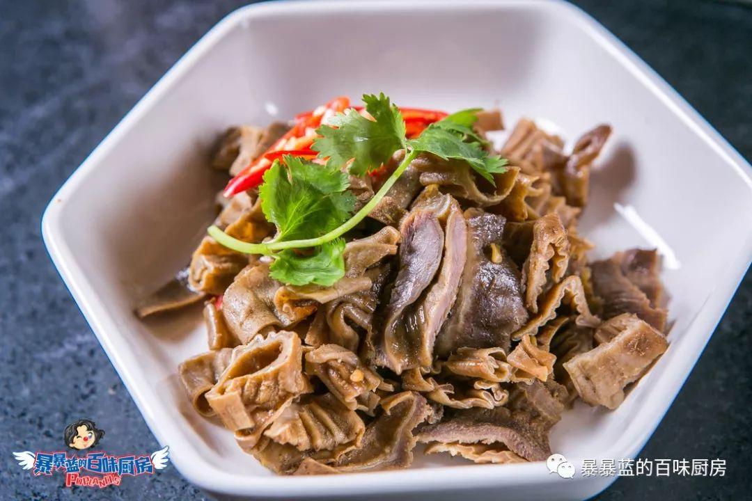 当成都老板爱上沈阳老雪,他开的串串香店锅底都有1瓶大绿棒