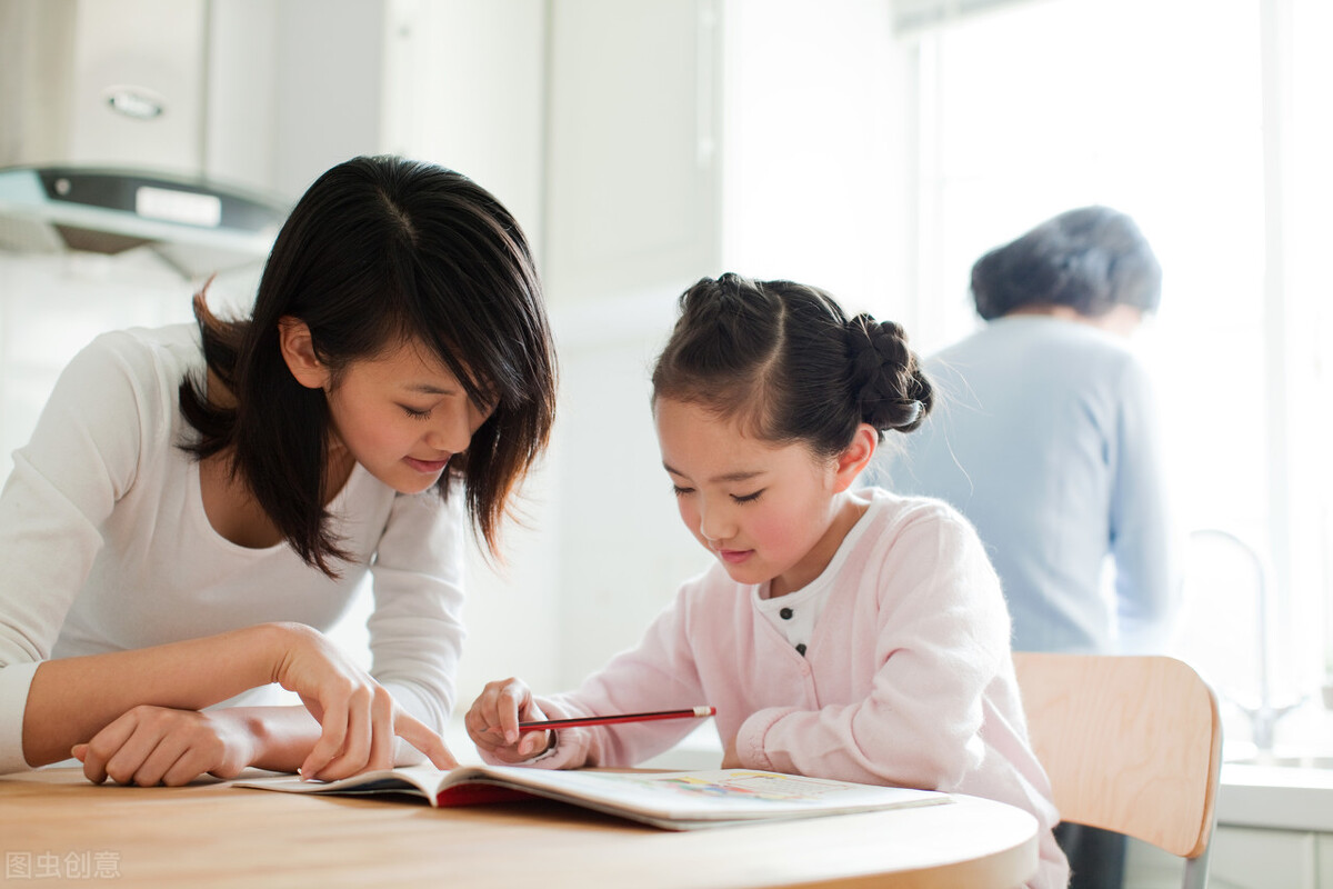 父母如何帮助孩子克服社交恐惧症,家长如何摆脱“恐辅症”