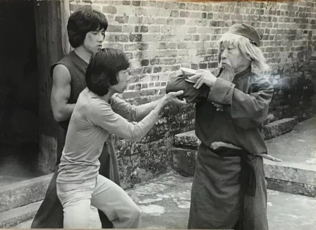 黄飞鸿和叶问谁的功夫更厉害,黄飞鸿和叶问差了多少年