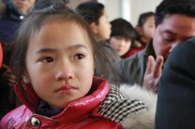 女儿突然性格大变,女孩初潮后性情大变