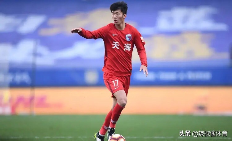 集齐7大中场，苏宁23岁新星接班吴曦，回归铁腰或被挤出大名单