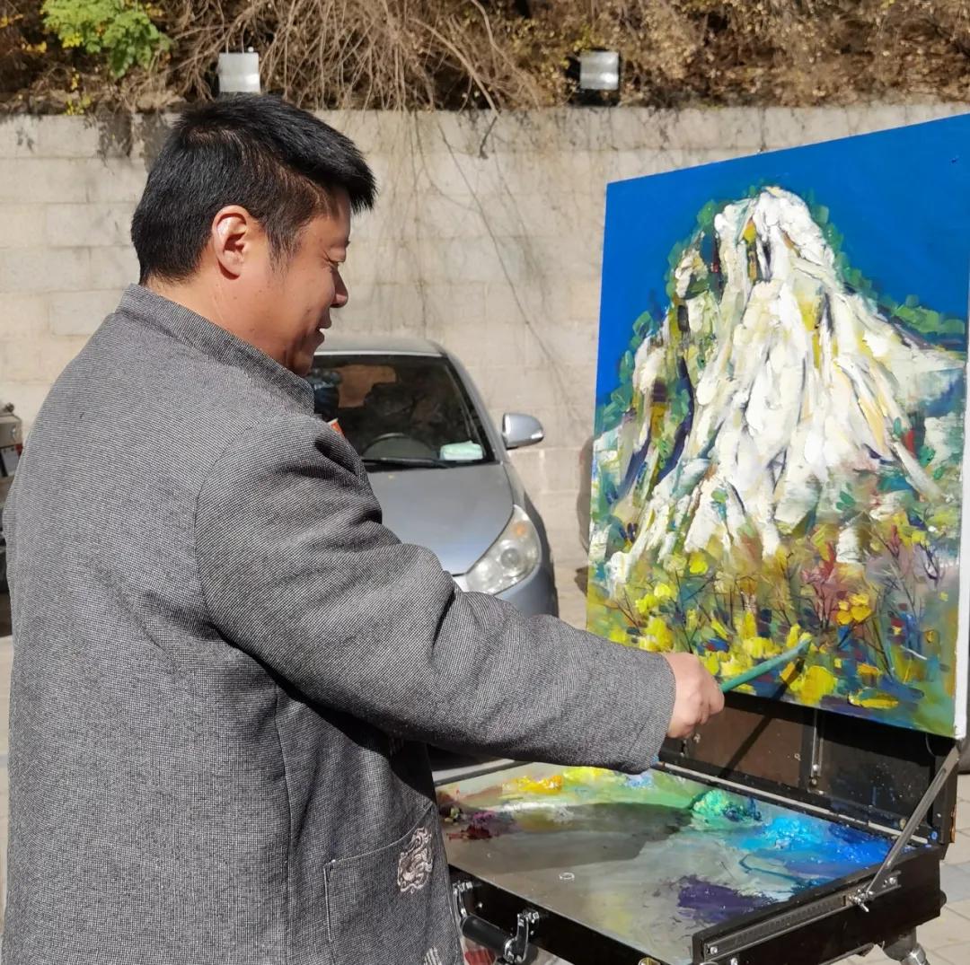 别人都在学校教学，他却身背油画箱带领学生到自然里写生