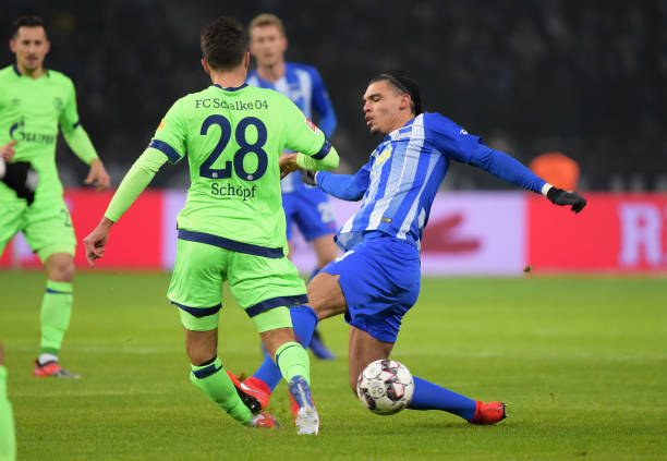 沙尔克04大将险遭拉姆塞断腿悲剧！受伤瞬间隔着屏幕都感觉到疼！