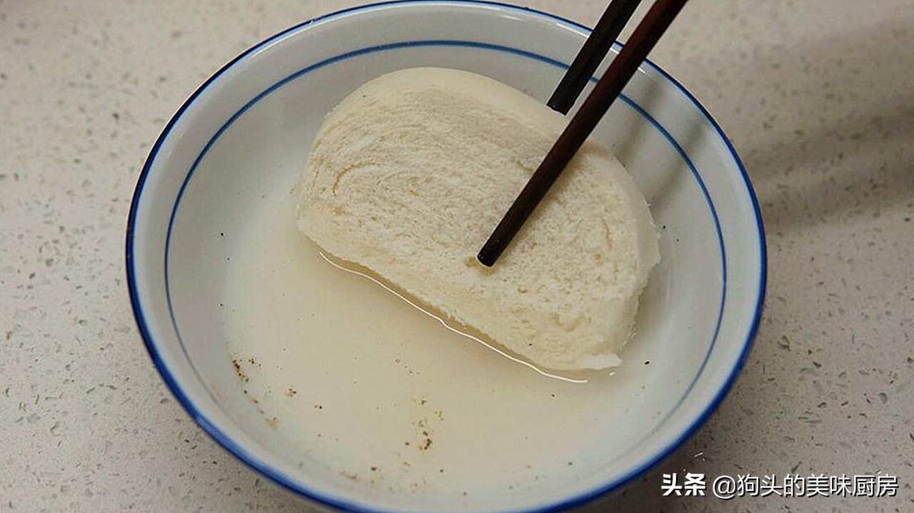 空气炸锅炸馒头片沾水做法,馒头切成小块裹上蛋液的做法