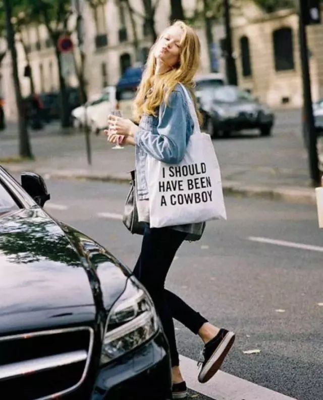 现在的斜挎帆布包还流行吗,还在背水桶包吗