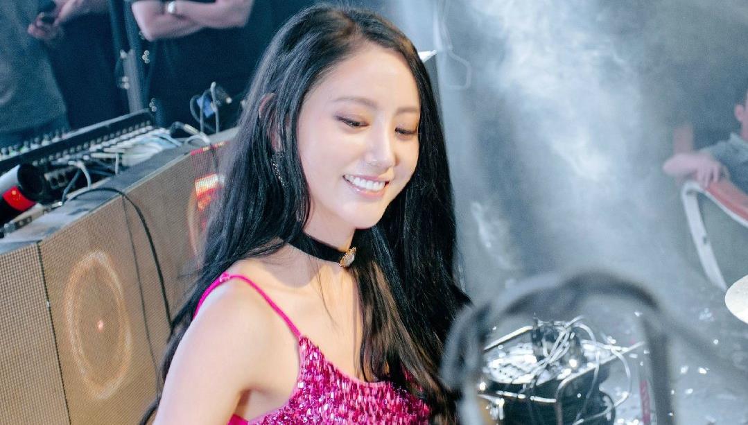 雅妍鼓手jaroflove现场完整版,韩国最美鼓手雅妍最火的打鼓视频