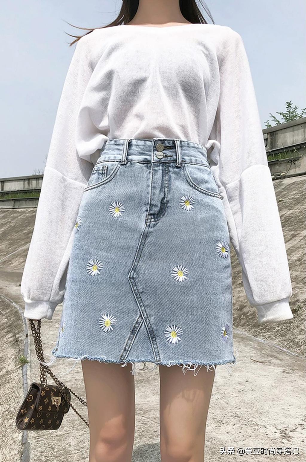 小个子女生牛仔裙配什么上衣,适合小个子女生穿的牛仔裙