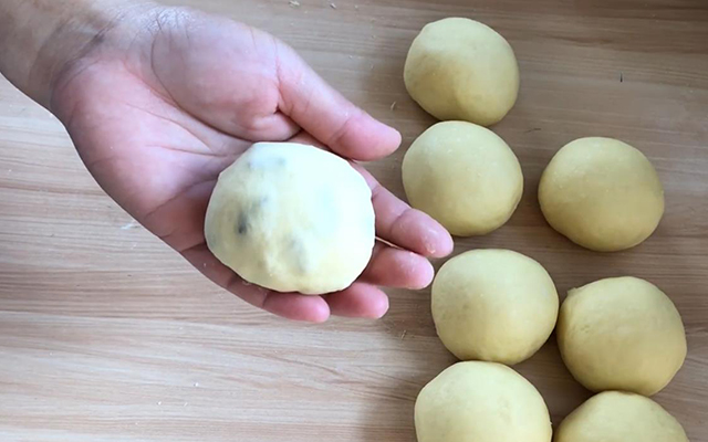 没有高筋面粉怎么用烤箱做面包,不用酵母粉就能做好吃的面包