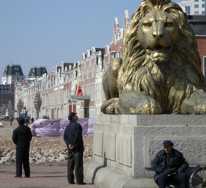 1999年缔造沈阳荷兰村，4年后锒铛入狱，中国第二富豪沉浮录