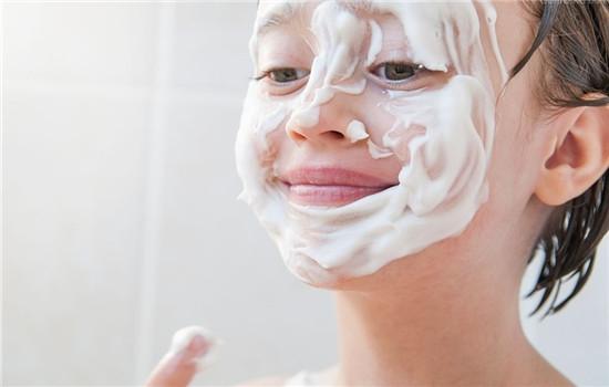 湿疹泛红粗糙干裂，这些宝宝常见的皮肤问题，怎么才能解决？