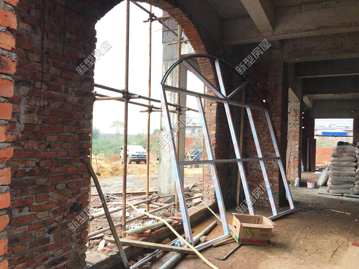 农村自建房红砖开裂能贴瓷砖吗,刚住了三年的新楼房墙裂了该找谁