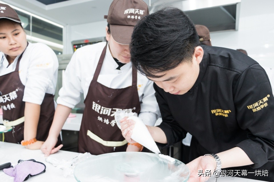 蛋糕烘焙培训哪家学得快,学烘焙蛋糕西点的专业培训学校