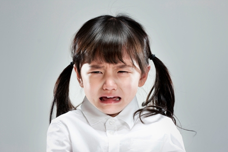 孩子一哭就哄和不哄,孩子一哭怎么哄也不听怎么办