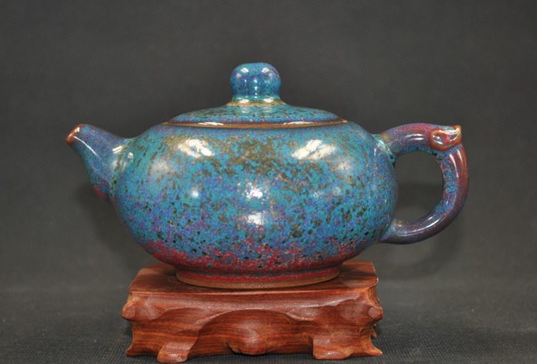 瓷茶壶紫砂茶壶,白瓷茶壶和紫砂茶壶